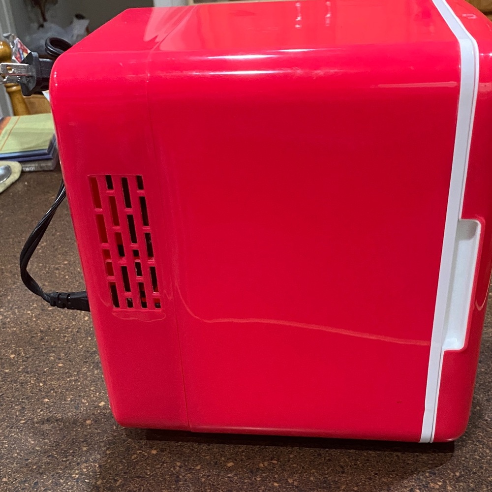 EUC Orbit innovations Cute Red Strawberry beauty Mini Fridge - Picture 2 of 6